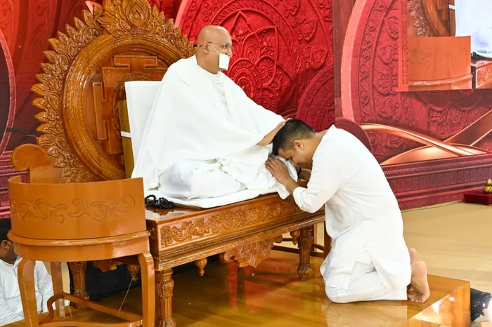 Shri Harsh Sanghavi, Deputy Chief Minister, Gujarat, with Param Gurudev Shree Namramuni Maharaj Saheb