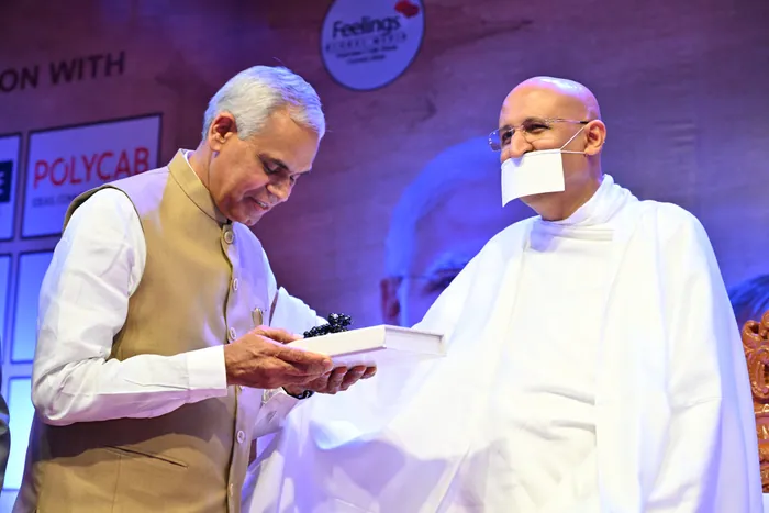 Shri Acharya Devvratji, Governor of Gujarat, with Param Gurudev Shree Namramuni Maharaj Saheb
