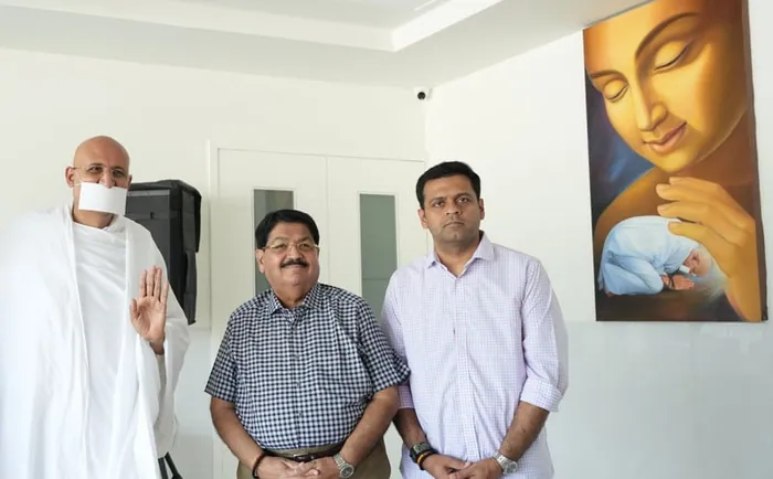 Shri Parimal Nathwani & Shri Dhanraj Nathwani, Rajya Sabha MP & Group President Reliance Energy, with Param Gurudev Shree Namramuni Maharaj Saheb