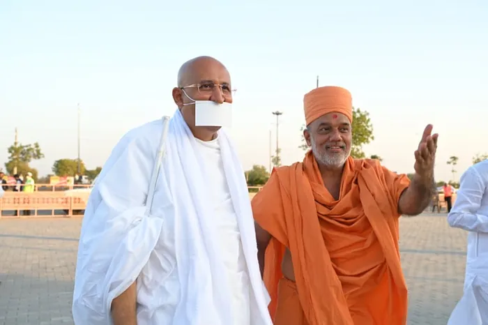 Swami Gyanvatsalji, BAPS, with Param Gurudev Shree Namramuni Maharaj Saheb