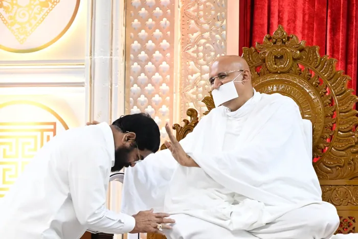 Shri Eknath Shinde, Deputy Chief Minister, Maharashtra, with Param Gurudev Shree Namramuni Maharaj Saheb