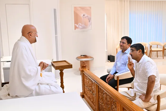 Dr. Avinash Dhakane, Add. Chief Commissioner IAS, Additional Municipal Commissioner, with Param Gurudev Shree Namramuni Maharaj Saheb