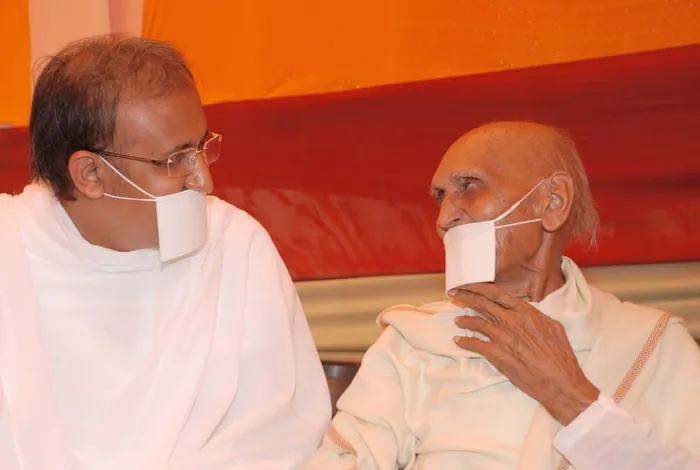 Pujya Shree Jayantmuni Maharaj Saheb, Gondal Gachh Shiromani, with Param Gurudev Shree Namramuni Maharaj Saheb