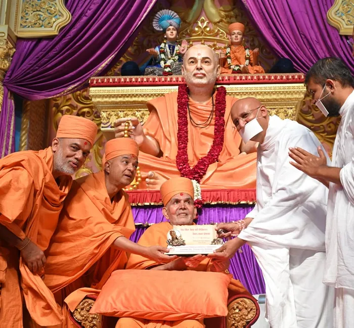 H. H. Mahant Swami Maharaj, Spiritual Head, BAPS, with Param Gurudev Shree Namramuni Maharaj Saheb